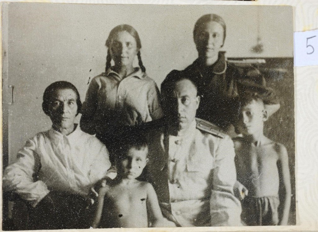 Военная фотография семьи нашей мамы… Приблизительно 1943   год.