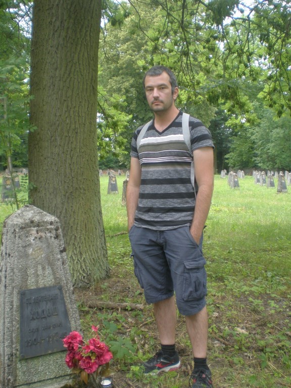 Сын сестры у могилы папиного брата ст. лейтенанта Ходош Саула Хаймовича. 2018 год 